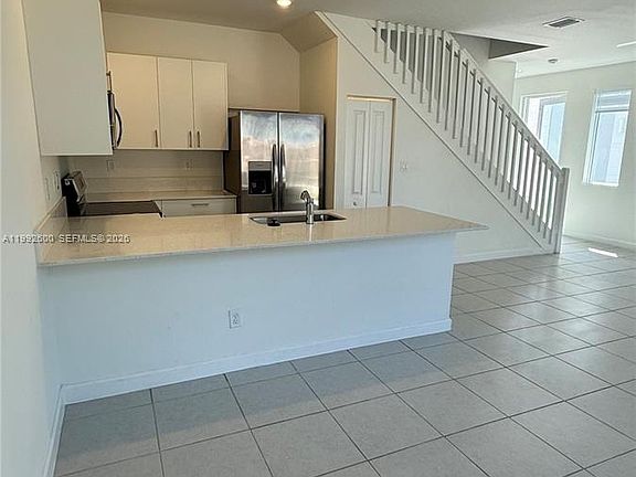 4th image of 679 SE 13th Street Cir