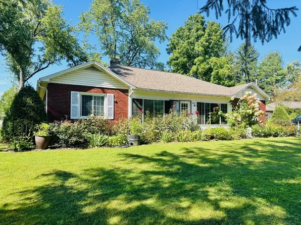 1952 Castle Gardens Rd, Vestal, NY 13850