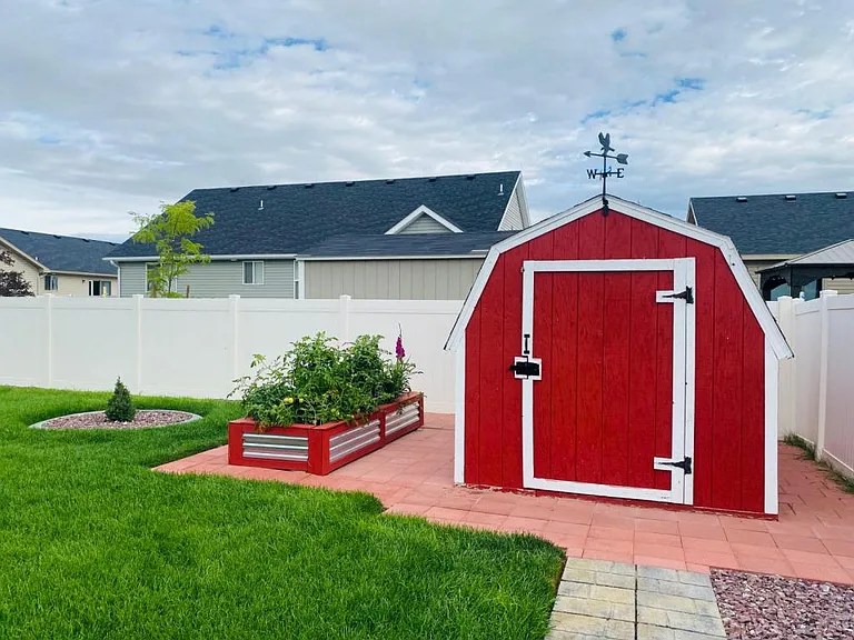 708 Emma Ct — Photo 26
