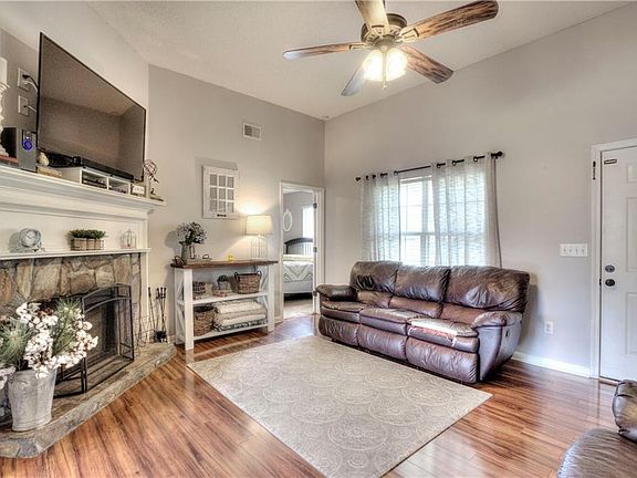 5th image of 28 Taylor Dr