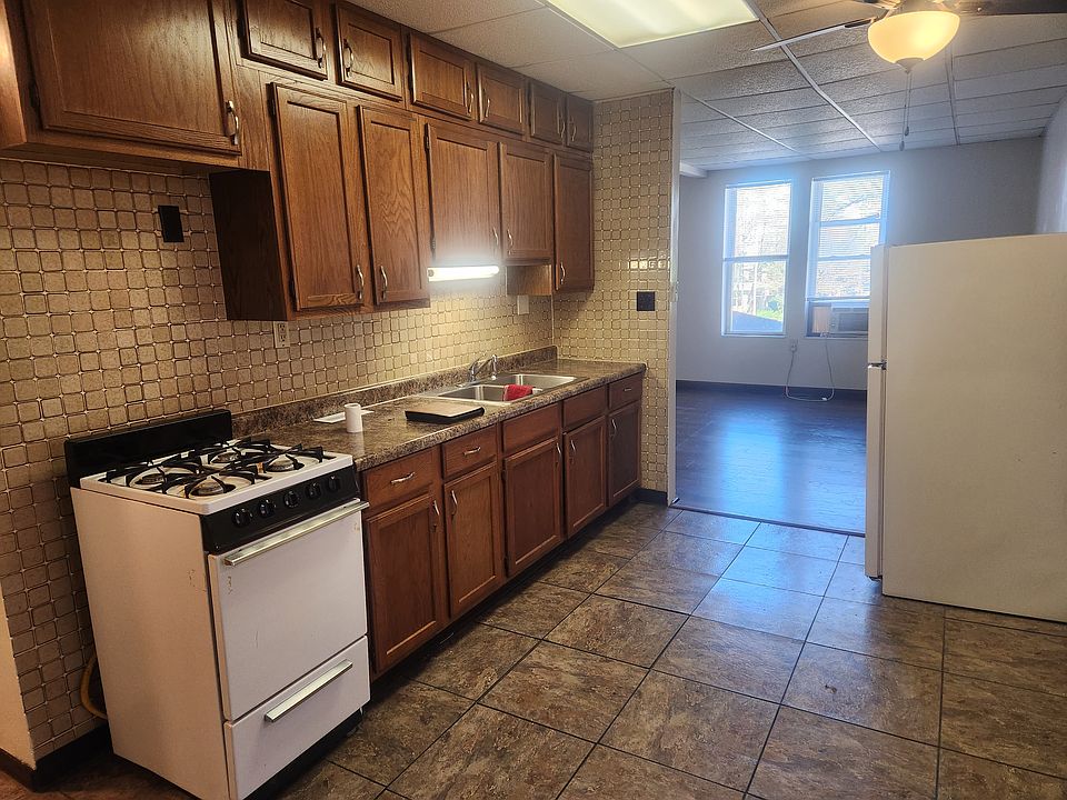 Kitchen to Day/Bedroom