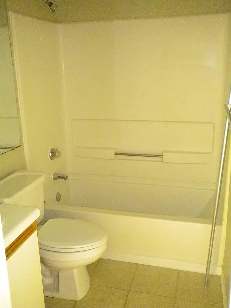 4 bedroom Condo within Walking Distance to Lake Johnson and 5 mins to NC State — Photo 4