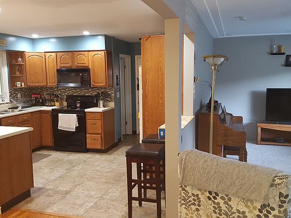3rd image of 8831 Newhouse St