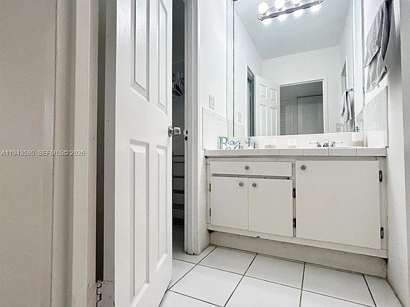 5th image of 100 Lincoln Rd #524