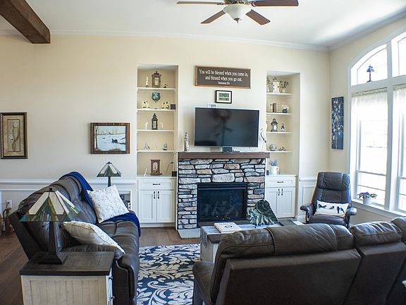 4th image of 478 Surrey Pl
