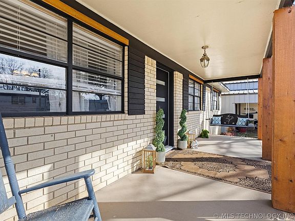 4th image of 210 Maple Ave