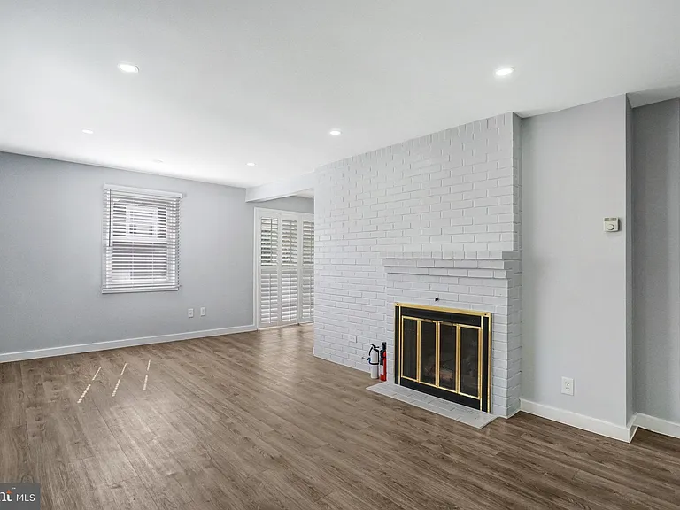 3120 Chepstow Ln — Photo 3