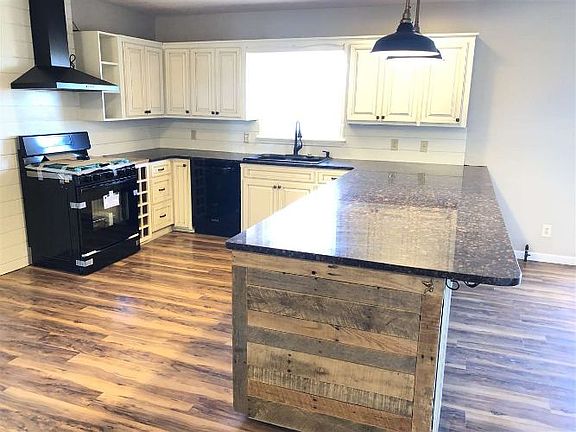3rd image of 889 Self Hollow Ln