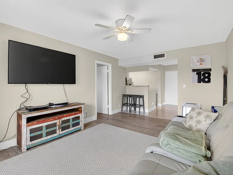 480 NW 20th St #205 — Photo 8