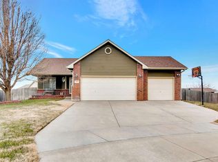 937 E Peach Ct, Haysville, KS 67060