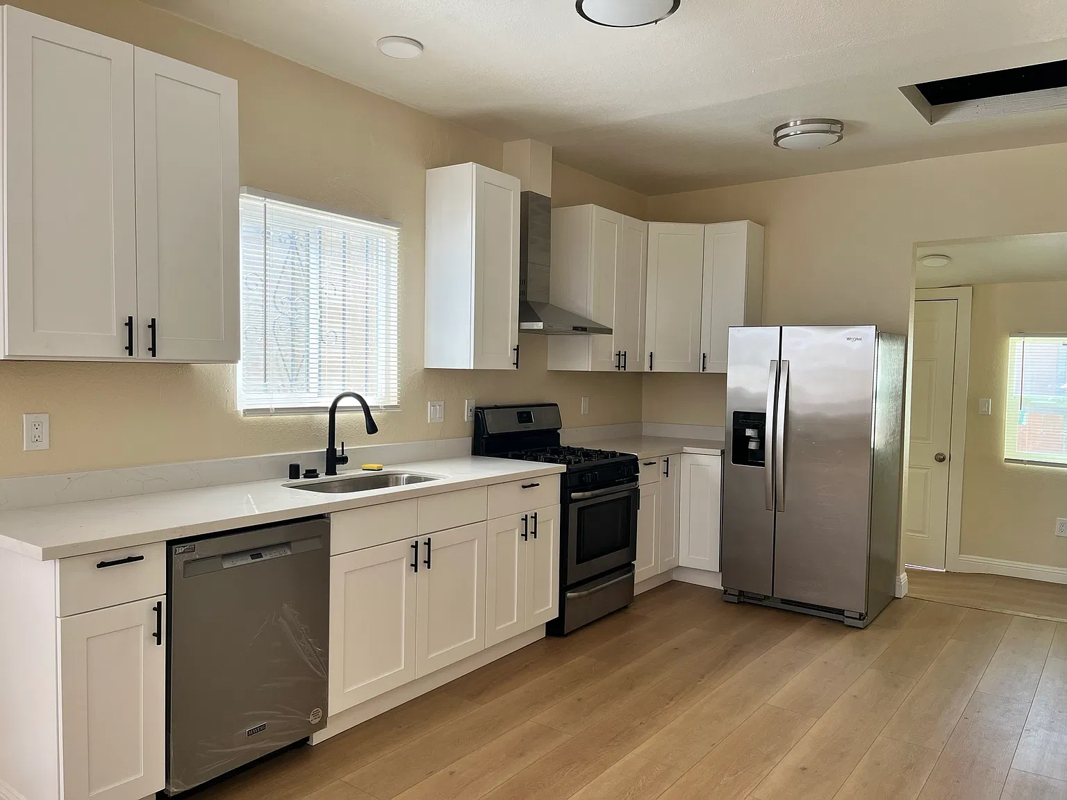 3 bed, 1.5 bath, 1150 sqft, $3,000 — Photo 2