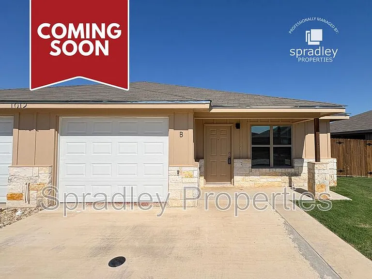 1047B Edwards Dr — Photo 1