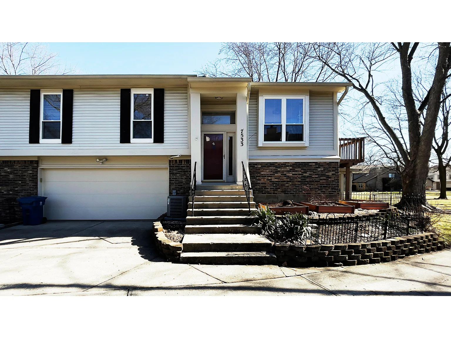 7533 Prairie Lake Dr photo 1