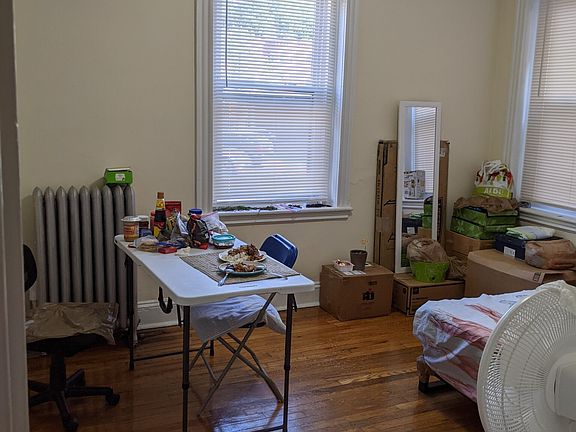 4th image of 399 Riverway St