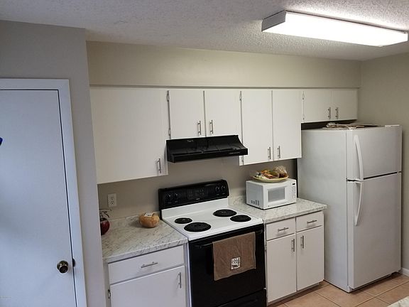 3rd image of 20 Oakwood Park #20