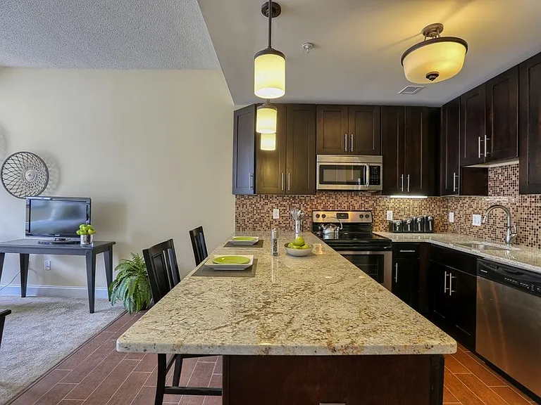 Executive House Apartments — Photo 2