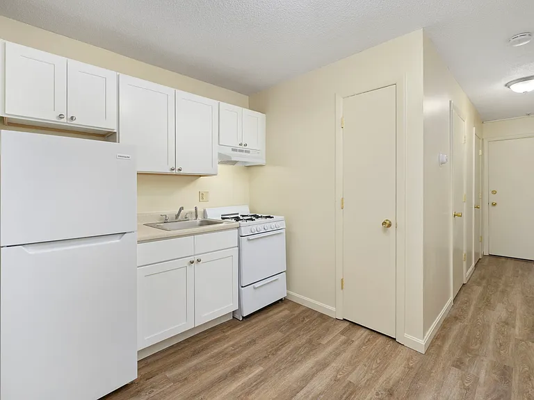 East Bay Apartments — Photo 37