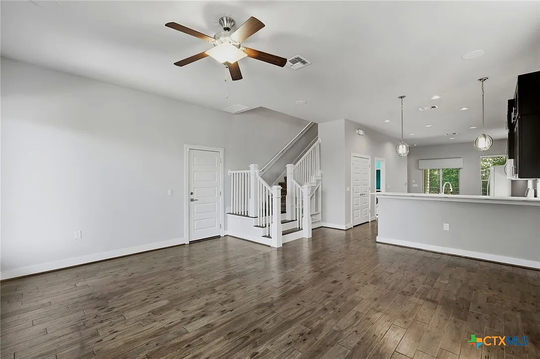 4 bed, 3.5 bath, 2326 sqft, $2,800 — Photo 3