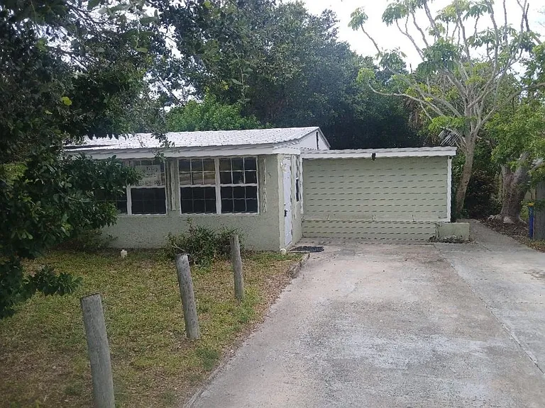 1775 NE Dixie Hwy — Photo 9