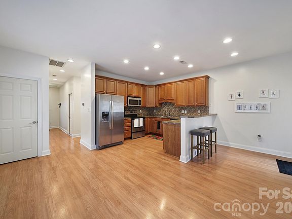 5th image of 104 Sherman Oaks Ln