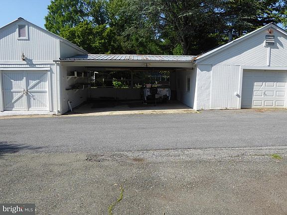 5th image of 556 Anderson Ave