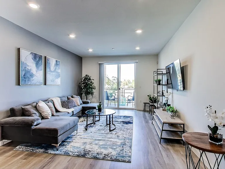 11616 Burbank Blvd #Penthouse 2 — Photo 6
