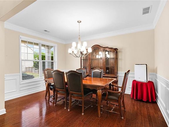 5th image of 526 Rokeby Dr