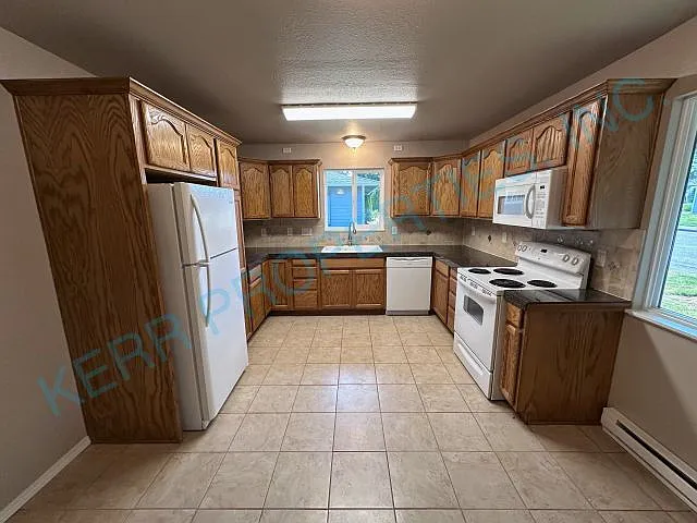 Charming 2-Bedroom Condo Oasis in Gresham Cozy 780 Sq. Ft. Retreat! — Photo 4