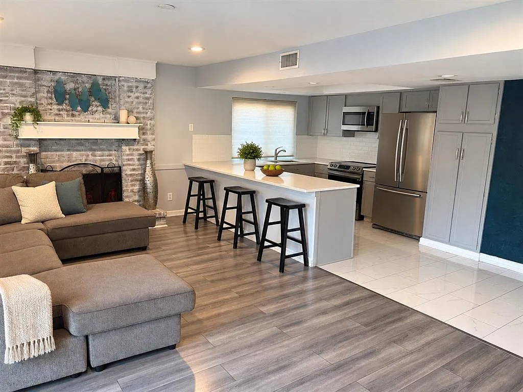 3 bed, 2.5 bath, 1868 sqft, $2,400 — Photo 3