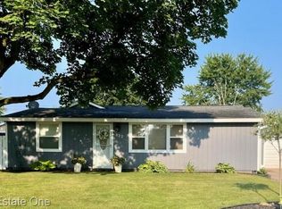 822 Pine Tree Rd, Lake Orion, MI 48362