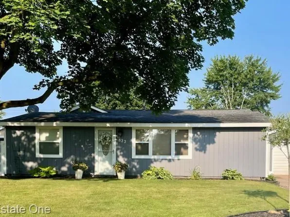 822 Pine Tree Rd, Lake Orion, MI 48362