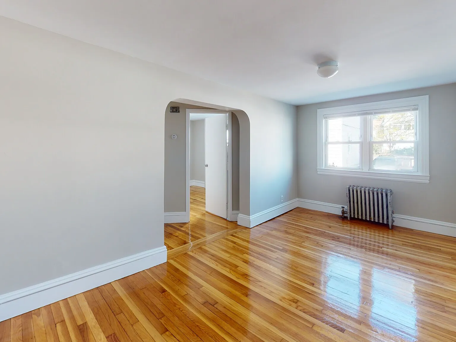 Spacious 2 Bed in Brighton 900 SF Near Harvard & Trader Joe's — Photo 3