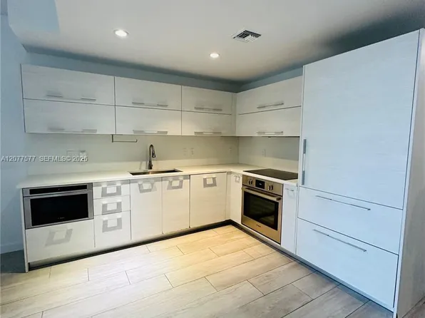 45 SW 9th St, Miami, FL