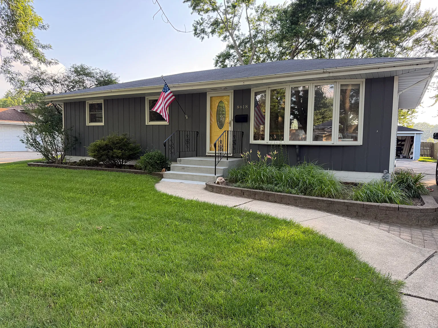 3 bed, 1.5 bath, 1100 sqft, $3,000 — Photo 1