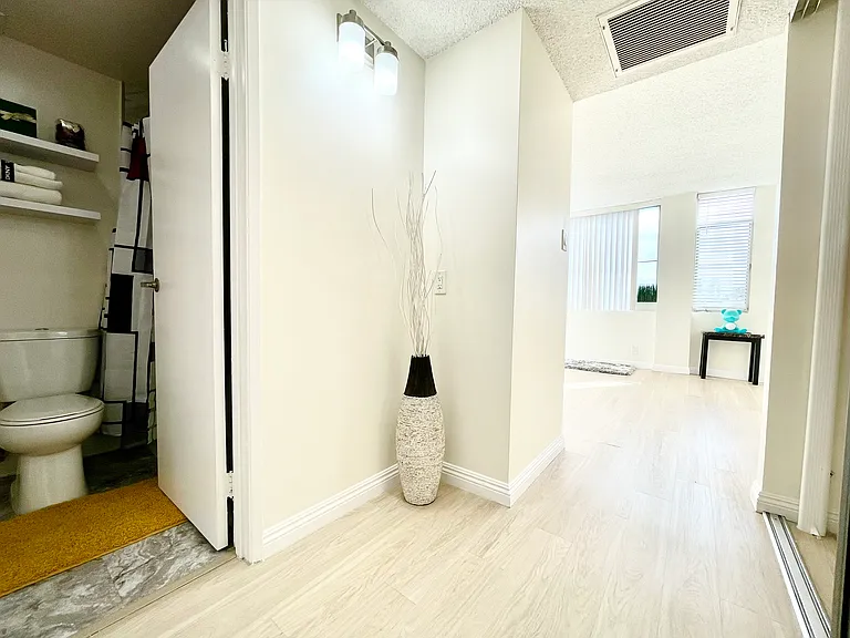 Occidental Towers Apartments — Photo 29