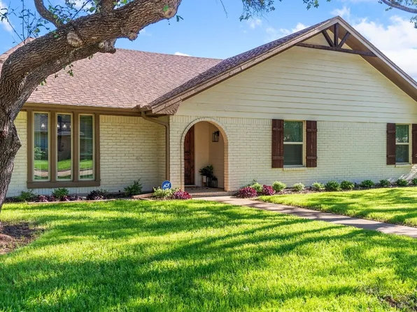 2546 Huntwick St, Grand Prairie, TX 75050