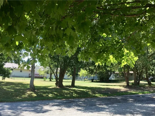 10 Dawn Wilson St, Danville, IL 61832