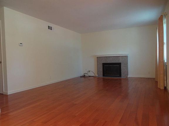 3rd image of 7584 Squirewood Way