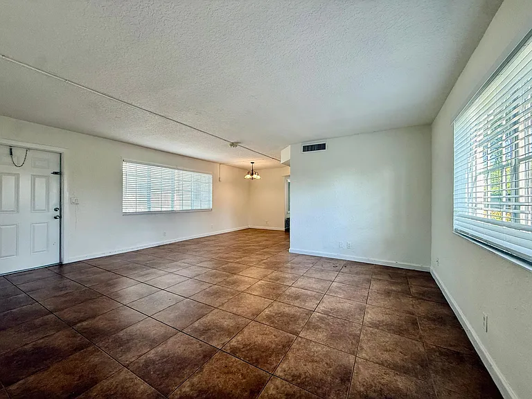 1671 NE 33rd St #3 — Photo 8