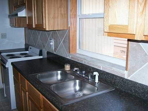Kitchen (Note: New SmoothTop Range Included)