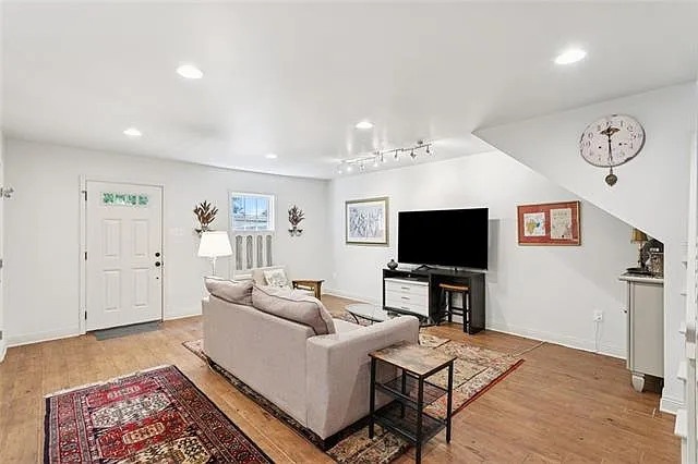 2 bed, 2.0 bath, 1100 sqft, $2,500 — Photo 3