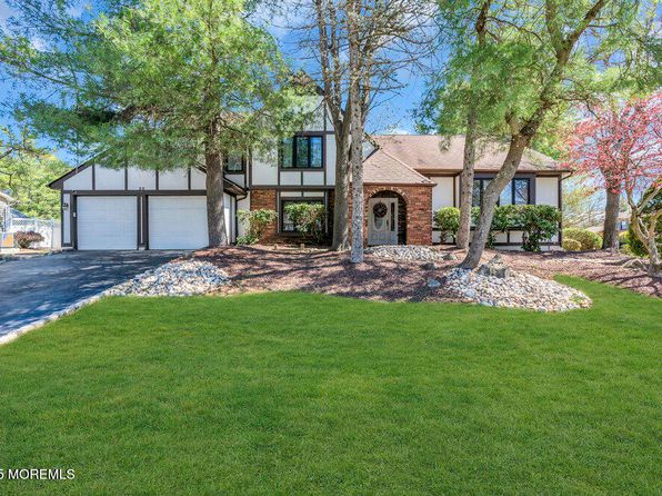 28 Pheasant Drive, Marlboro, NJ 07746