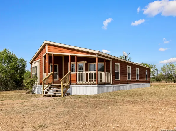133 County Road 2666, Devine, TX 78016