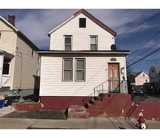 208 1st St photo 1