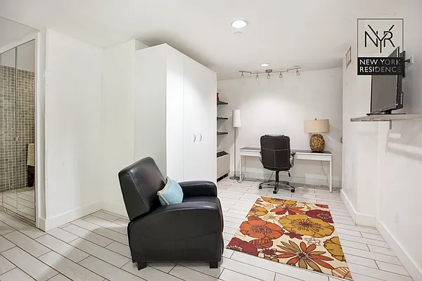 Sold by New York Residence | media 3