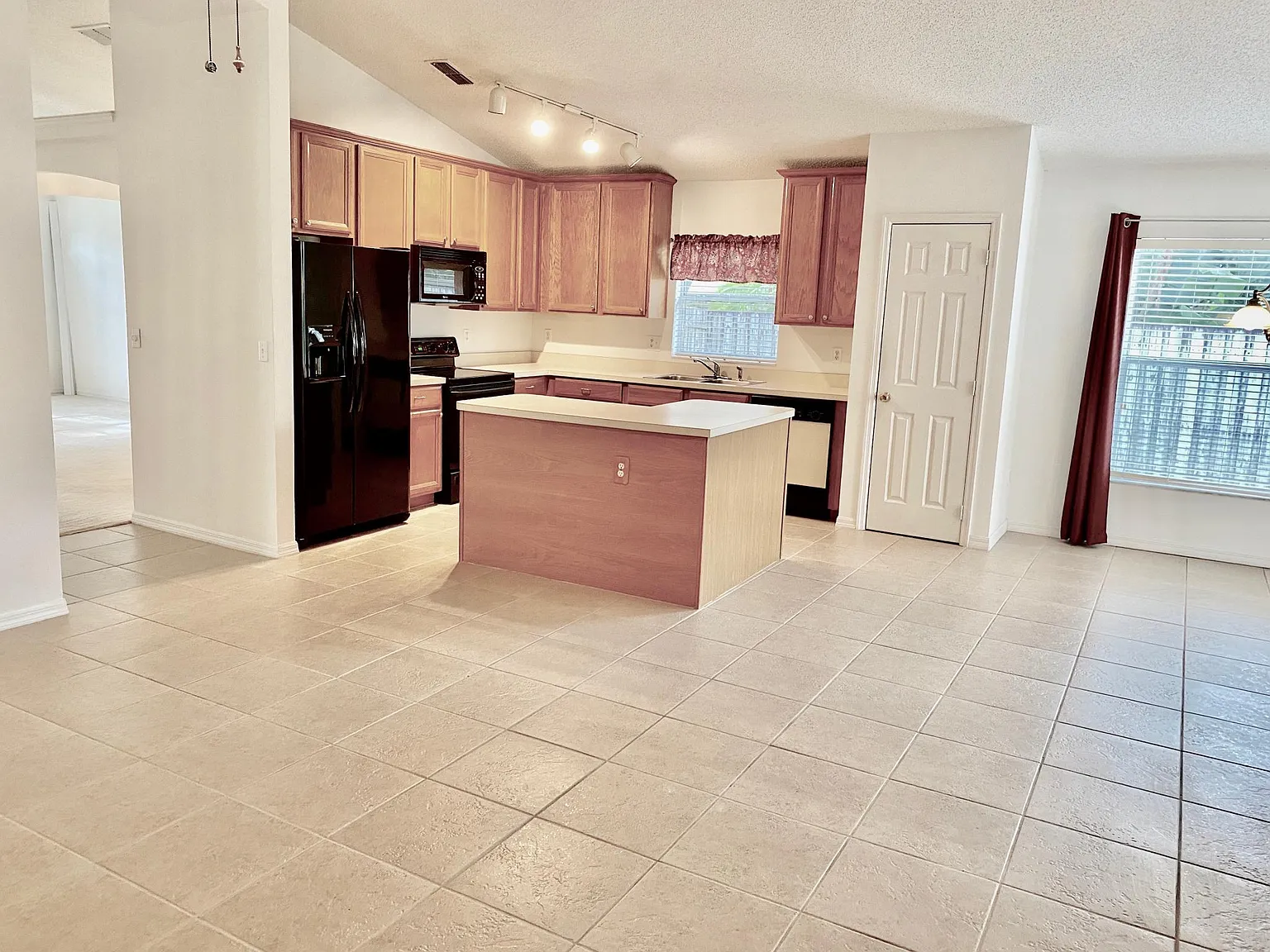 3 bed, 1840 sqft, $2,650 — Photo 4