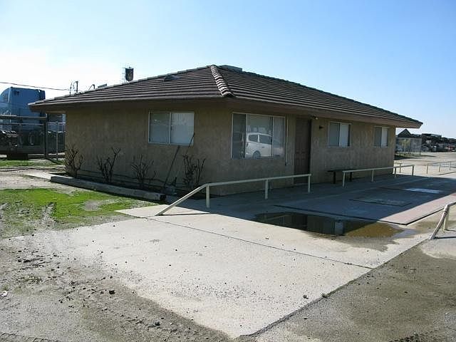 2nd image of 1133 N Wheeler Ridge Rd