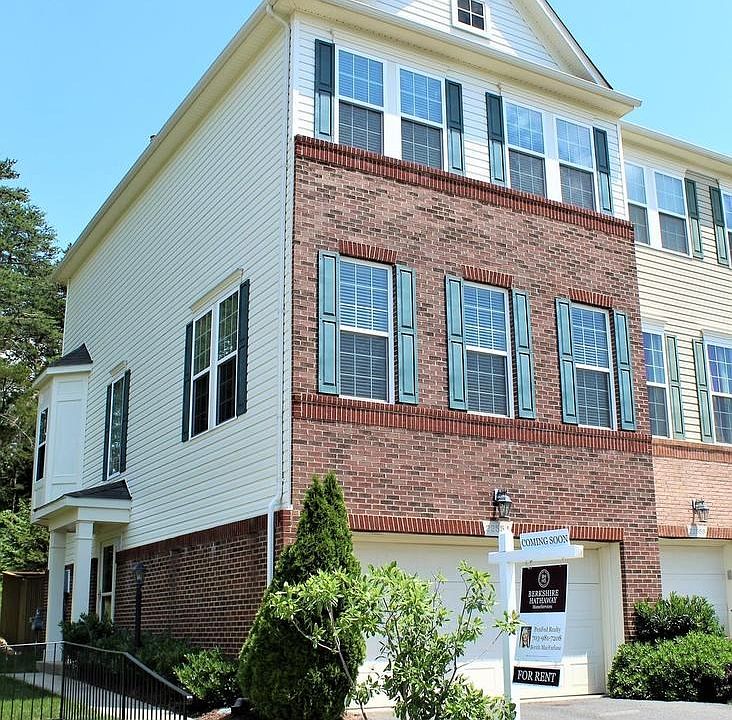 Brick Front End Unit w/2Car Garage