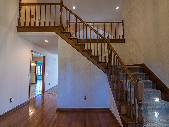 4th image of 820 Bitterbrush Ln