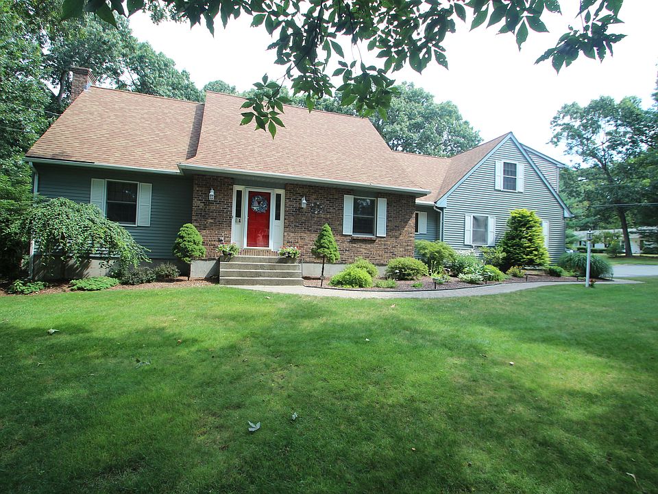 1st image of 4 Eliot Dr